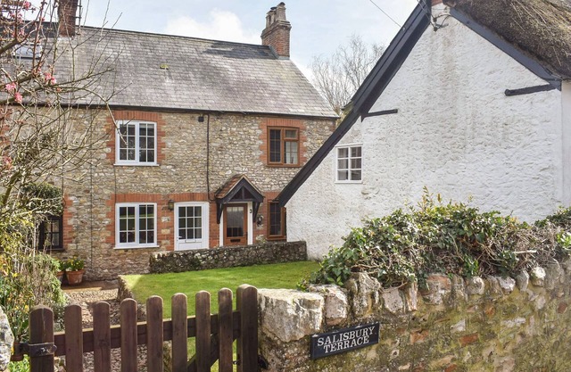 JASMINE COTTAGE, pet friendly, with open fire in Kilmington, Devon