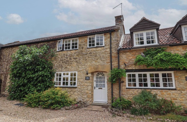 JASMINE COTTAGE, pet friendly, character holiday cottage in Mosterton