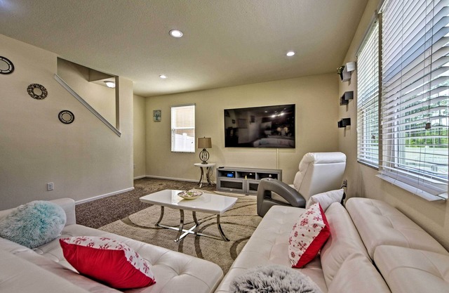 Jax Home w/Yard - 10 Mi to Adventure Landing!