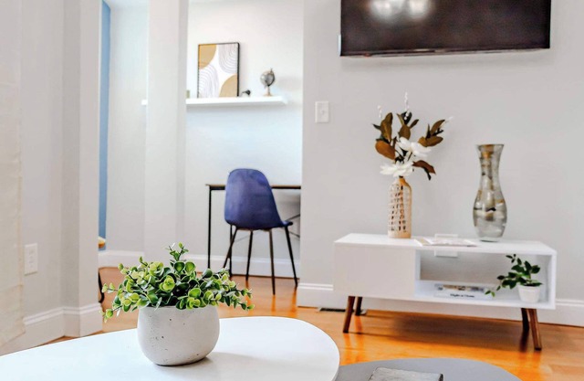 Jennifer’s Warm & Welcoming Urban Getaway w/Deck