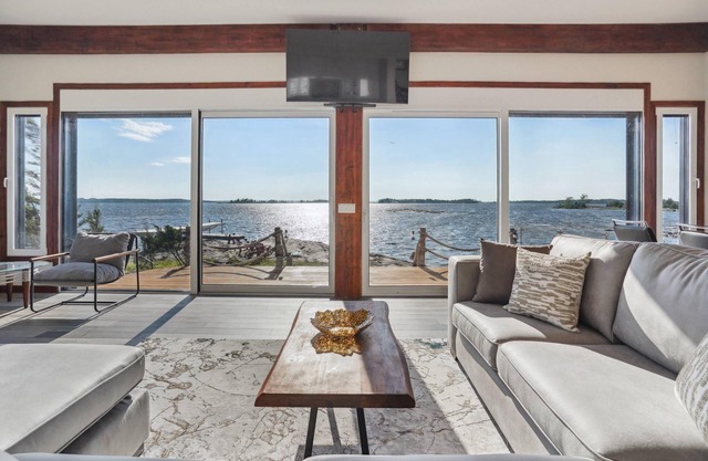 Jewel of Georgian Bay Lakefront Cottage, Kayak, Pedal boat, BBQ