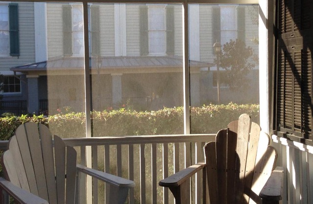 Jingle Bells Square House-Historic District-Working Fireplaces-Screened Porch