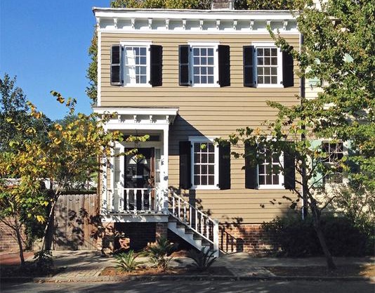 Jingle Bells Square House-Historic District-Working Fireplaces-Screened Porch