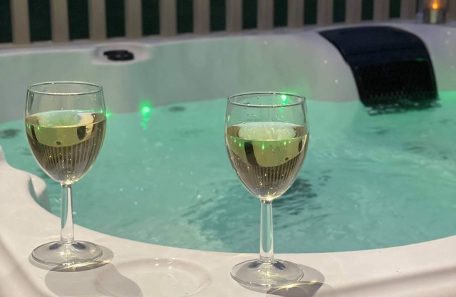 JJs Azelea Lodge With Private Luxury Hot Tub