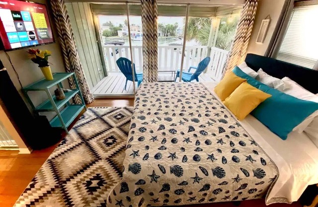 Johns Pass Retreat! Water View! 5min Walk to Beach