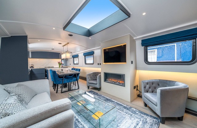 JOIVY Elegant 2-bed houseboat near Canary Wharf