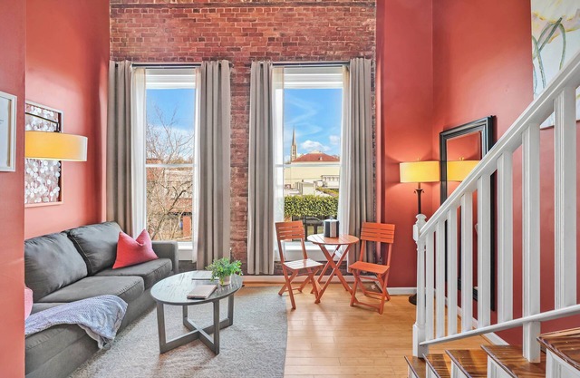 JoJo's Jewel on Front! Perfect location in the Heart of Downtown!