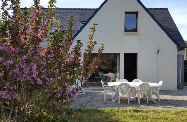 Joli Cottage en Pierres Debouts Dans un Beau Jardin Fleuri Proche Plage