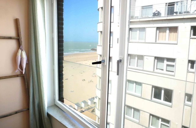 Joli Studio vue sur Mer, Bord de Plage de Ostende Refait à Neuf Cosy et Tendance