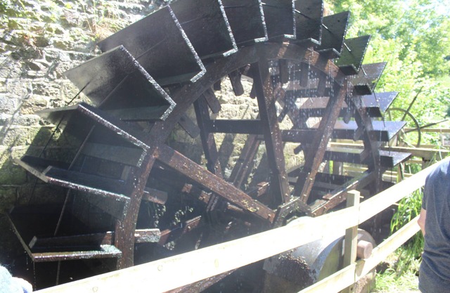 Jolie longére moulin à eau avec roue en action.