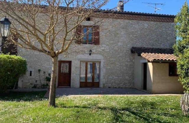 Jolie Maison Avec Cheminée, à la Campagne