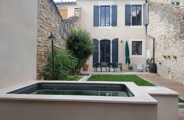 Jolie Maison de Ville Avec Bassin et Garage