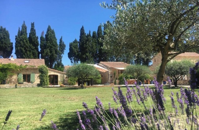 Jolie Maison en Provence au Milieu des Oliviers. Avec Piscine Chauffée