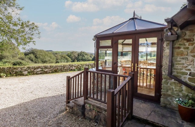 JOLLS GROUND BARN, pet friendly, with open fire in Five Lanes