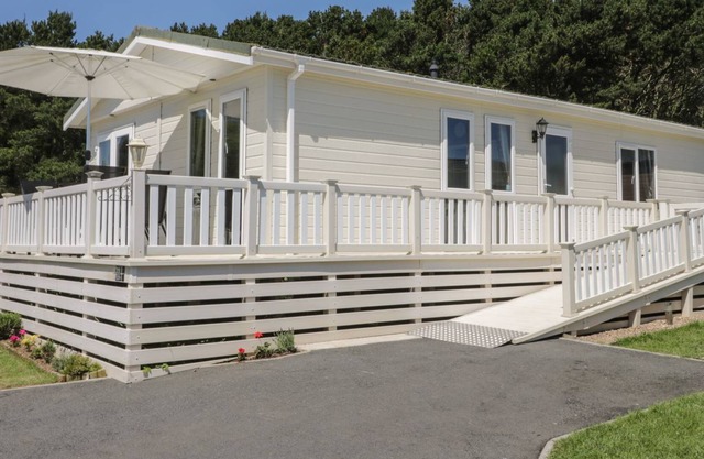 Jonstone Pines Lodge at Cayton Bay Holiday Park