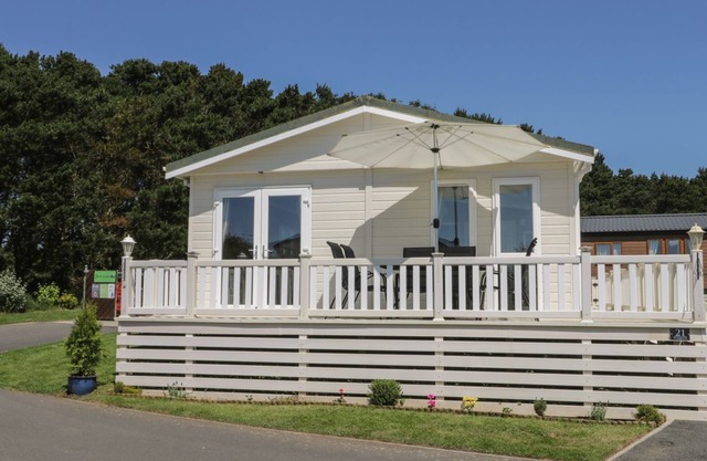 Jonstone Pines Lodge at Cayton Bay Holiday Park