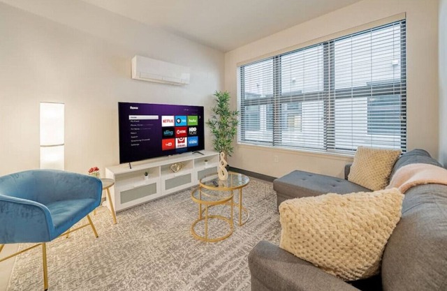 Journal Commons 424 · Historic Hidden Gem 1 BR | High Speed WI-FI | Gym