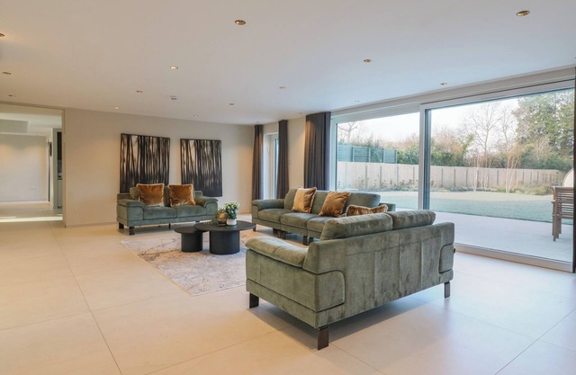 JOY LANE MANSION, family friendly, with pool in Whitstable