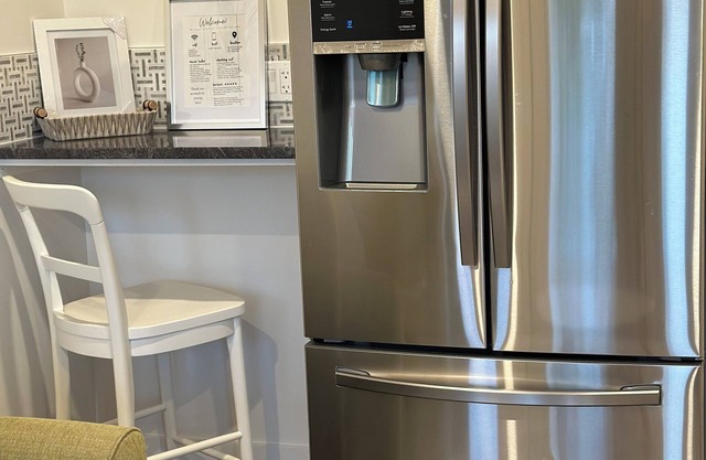 Juanu’s Cozy Cove - Walkout Basement SuitenFamily Friendlyn15mins from Airport