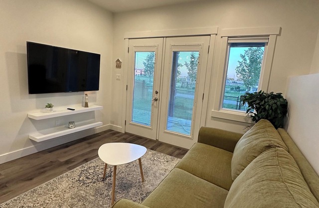 Juanu’s Cozy Cove - Walkout Basement SuitenFamily Friendlyn15mins from Airport