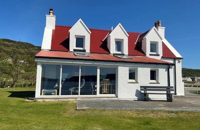 JUBILEE COTTAGE, pet friendly, country holiday cottage in Uig