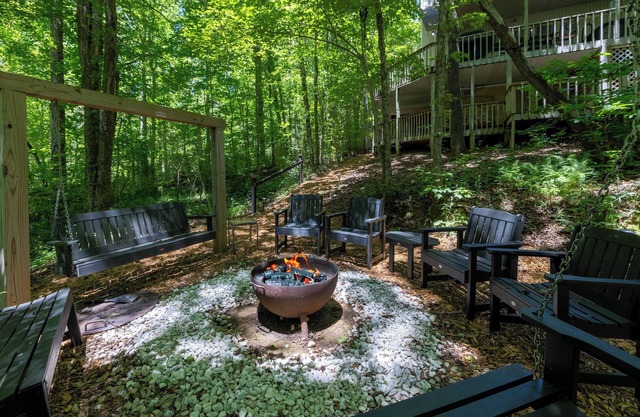 Jubilee Creekside Cottage – Enjoy the Creek, Hot Tub and Outdoor Fire Pit