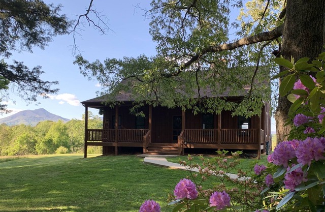Julie’s Cabin, Private & Secluded, Peaceful Paradise with views, Dogs OK