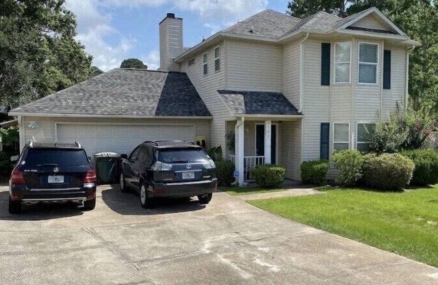 JULY SPECIAL! SPACIOUS HOME NEAR DOWNTOWN & BEACHES! PETS OKAY, SLEEPS 8 +