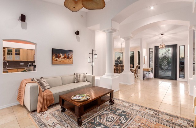 ★ Jump in! ★ Luxurious spread in the desert & no annoying neighbors! Comfy beds!