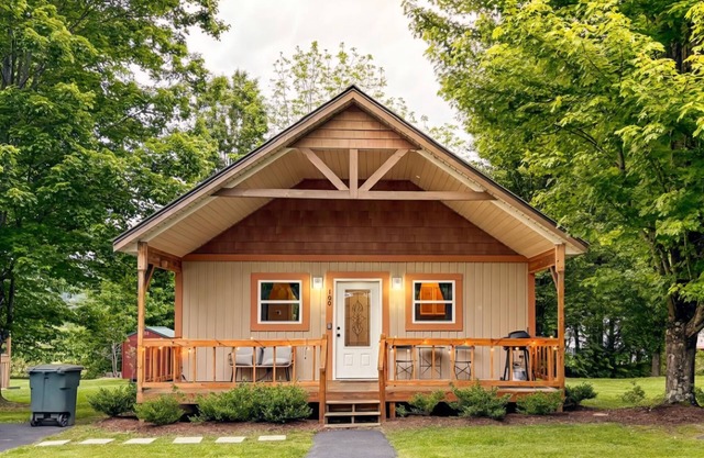 Junaluska Creek Cabin - Cozy 2-bedroom cabin in charming Andrews with AC