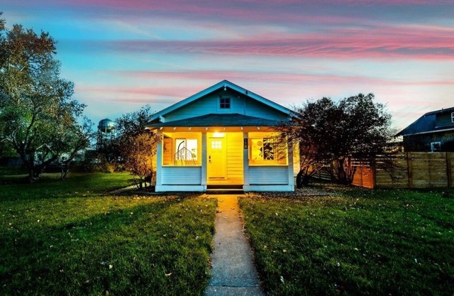 Jungalow Bungalow w/hot tub right across from WWU, close to downtown and shops!