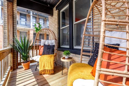 Jungle House Columbus Short North Downtown Free Parking - Walk to Convention Center & Nationwide Arena - 2BR Luxury Home - Sleeps Up To 8 Guests - King Beds - Pet Friendly - Laundry - BalconyNear Ohio State - Over 5,800 Five Star Stays - Limited Time Deal