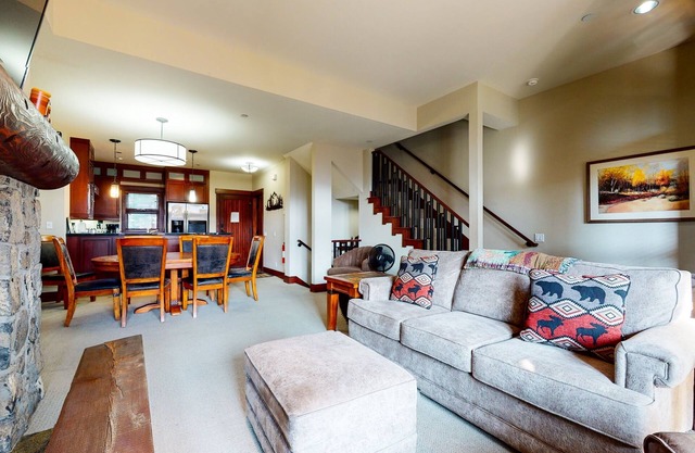 Juniper Crest 6 Luxury Home, Walk to Eagle Lodge and Gorgeous Mountain Views by RedAwning