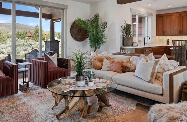 Juniper Mesa at Brasada - Brand new, Gorgeous Decor, Resort Pool and Private Hot Tub