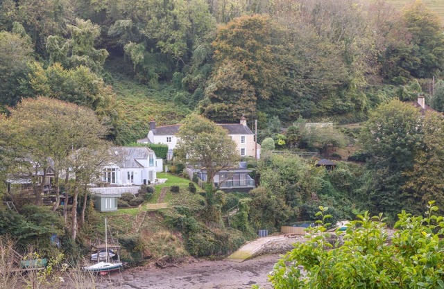 JUNKET STUDIO, pet friendly, luxury holiday cottage in Noss Mayo