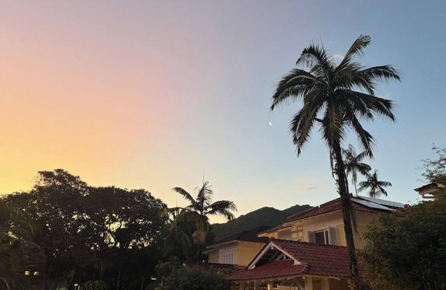 Juquehy: recently renovated, 50m from the beach. Spectacular pool, sauna and gourmet!