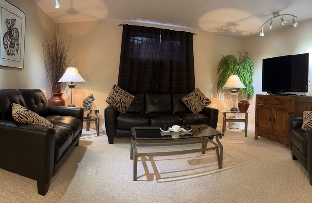 Jurassic Suites n3-bedroom house in Drumheller. Best location in town.