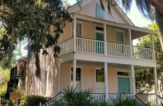 Just 2 mi. to Parris Island & Beaufort, Walk to Beach & Shops - Sleeps 6 - Wi-FI