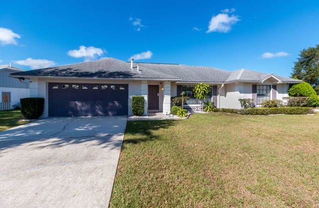 Just 3 mi. to Disney, pool (fully fenced in for privacy), 4 TVs, games room
