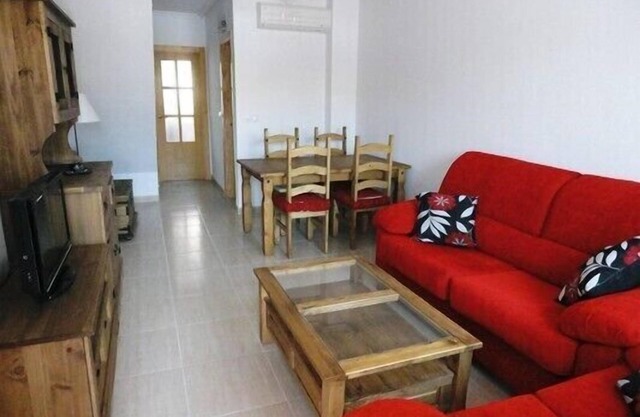 Just 8min walk to beautiful safe sandy beaches, bars & restaurants, Internet