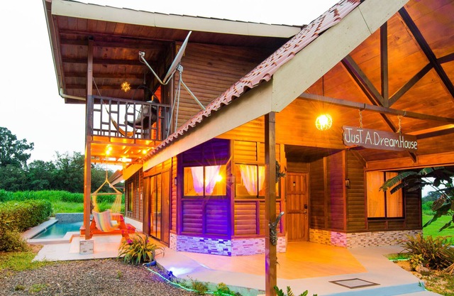 Just a Dream House- great for families or friends-WIFI, A / C