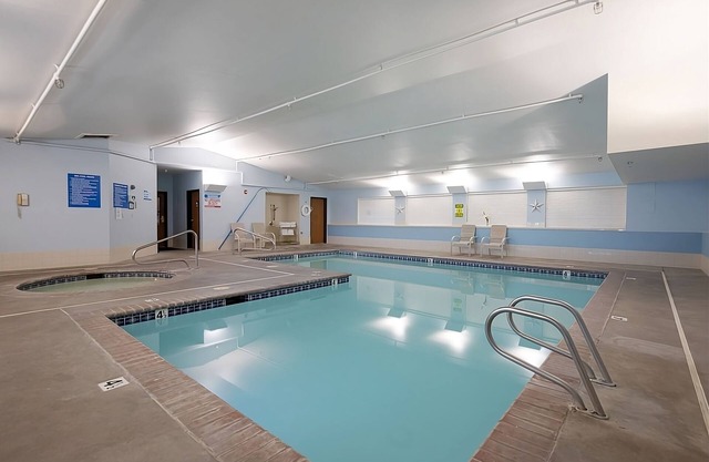 Just a Minutes Drive to WSU! 2 Family-friendly Rooms w/Free Breakfast, Pool