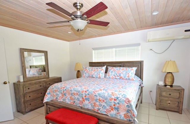 "Just Chillin " Spanish Wells/Russell Island home. Two minute walk to the beach