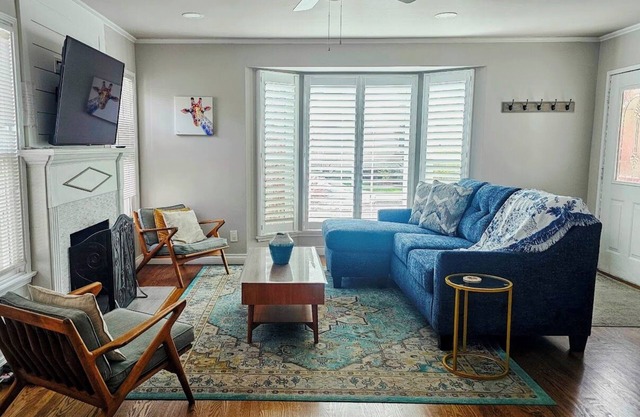 Just Feet To Beach, Restaurants, Coffee Shops, shopping - Garage - Pets Welcome!