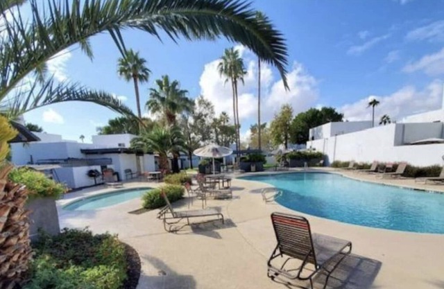 Just Launched - Pool - Kitchen - Location Old Town