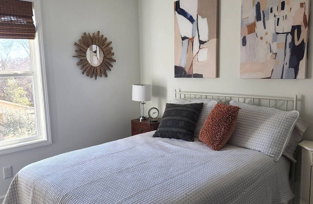 Just One Mile to Campus and Downtown Athens - Contemporary BR & private BA