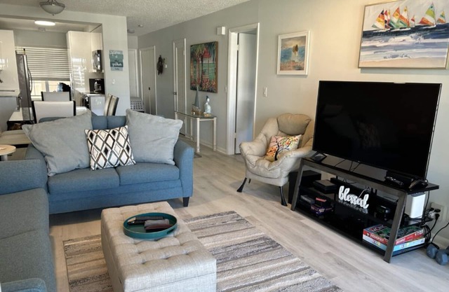 JUST PACK YOUR SWIMSUITS! 12 min to Beach!Pool &hot tub! Beautiful,Updated Condo