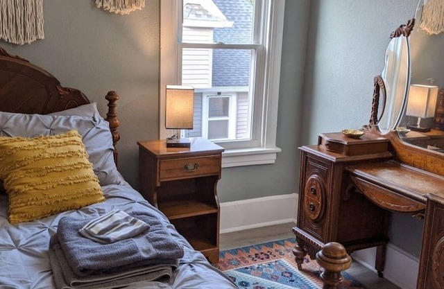 Just Remodeled 1BR Apt In Town Close to Everything