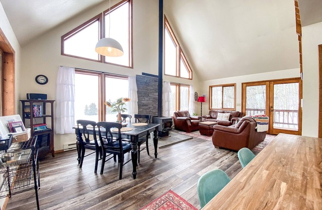 Just Renovated! Cozy Cabin backed by Aspens, Pet Friendly/Family Friendly - Aspen Acres