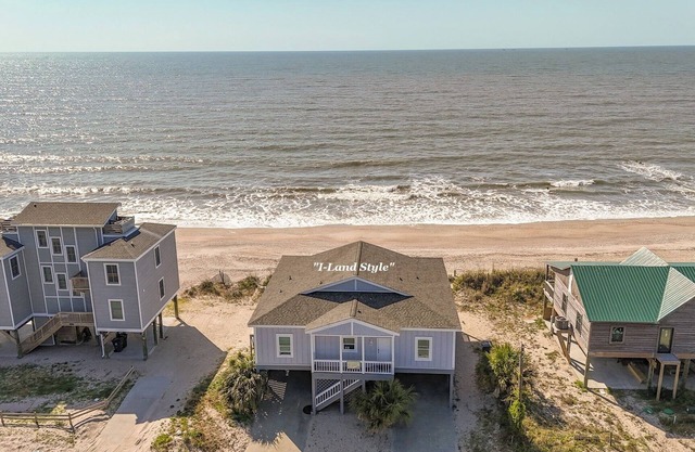 Just Renovated! Welcome to I-Land Style 4BR, 2BTH OCEANFRONT on Edisto Beach
